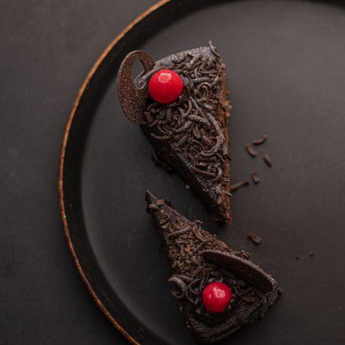 Treat yourself to a slice of joy with our fresh, custom-designed cakes!